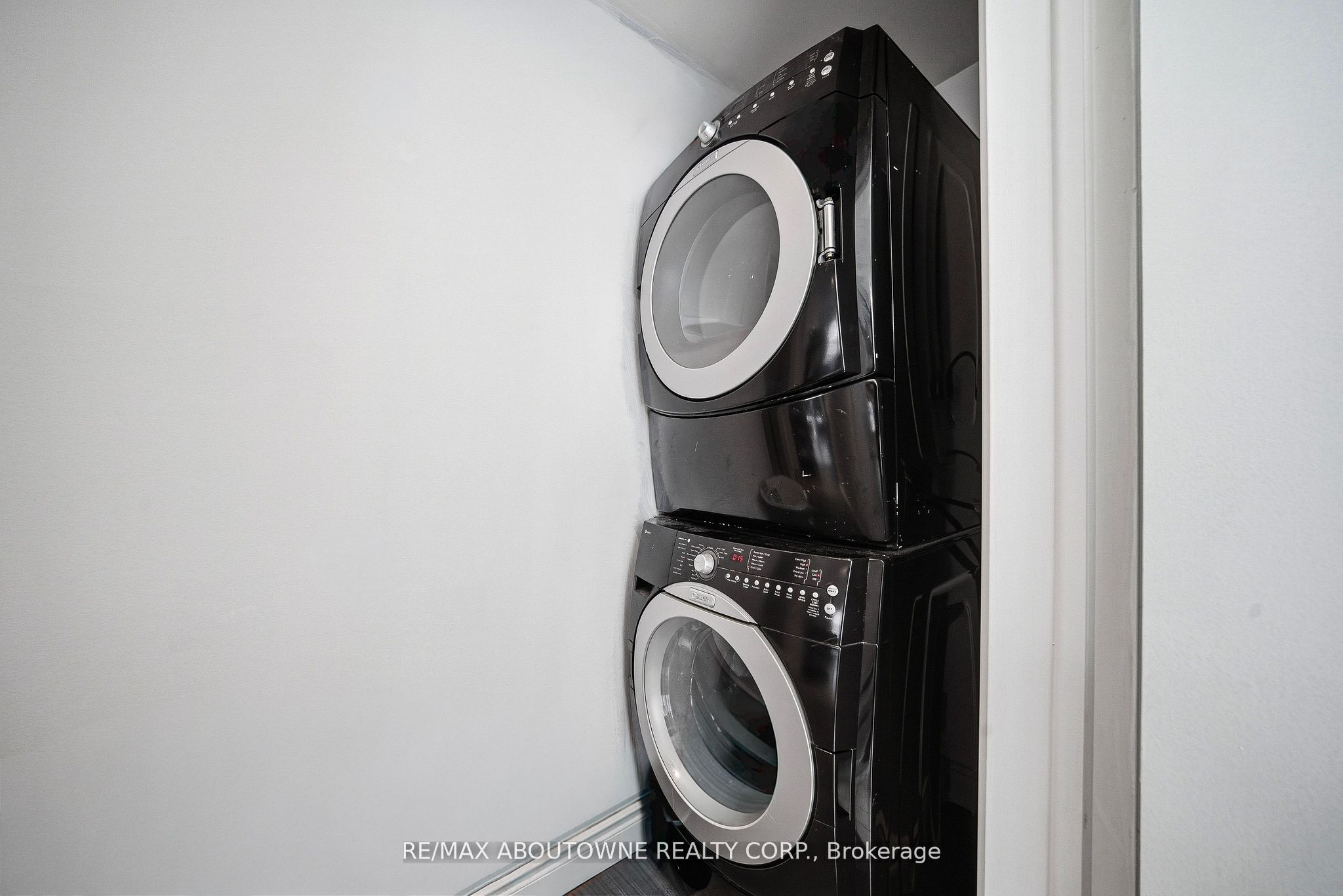 276 Lakeshore Road, Oakville ‣ W12816046 276 Lakeshore Road, Oakville ‣ W12816046