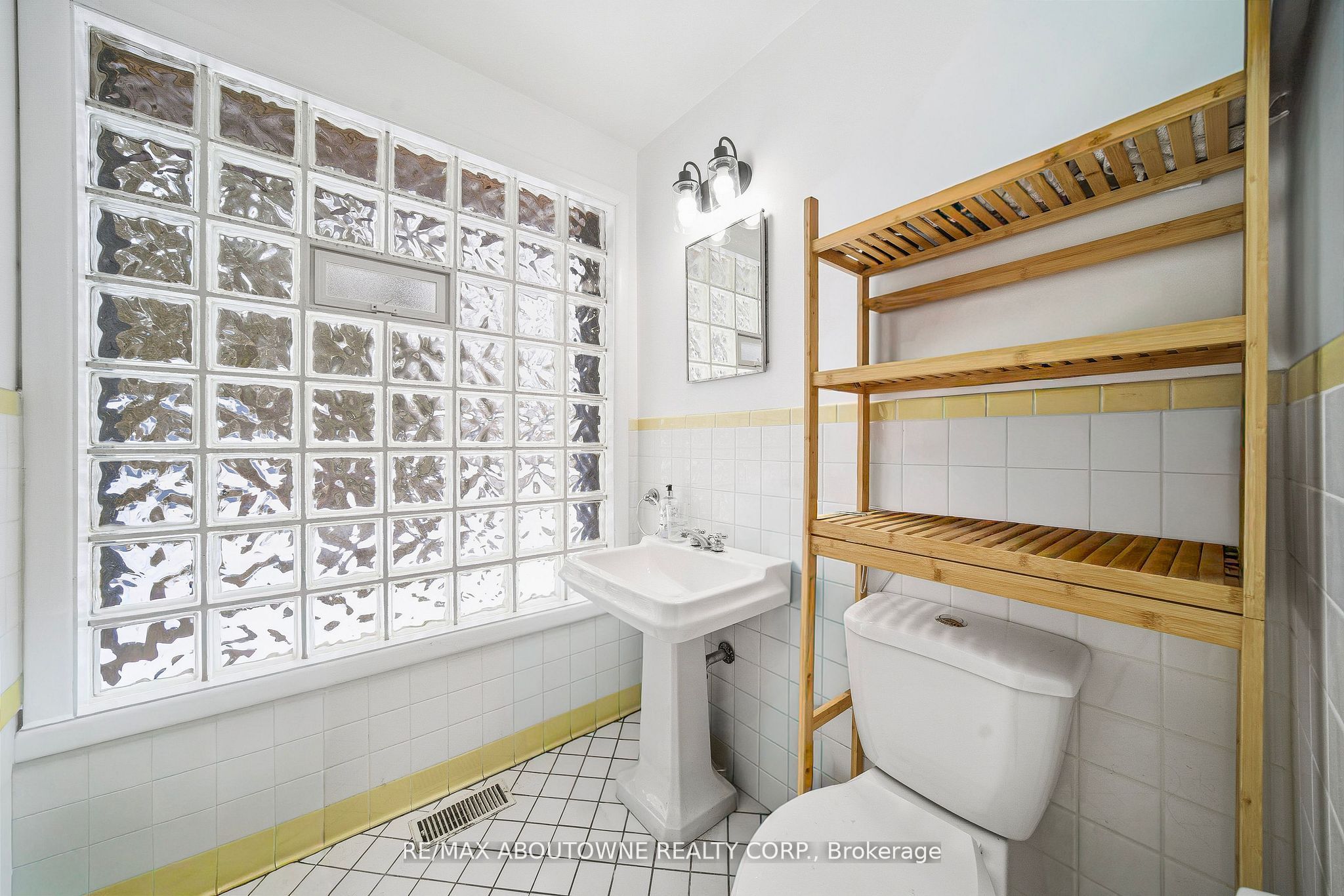 276 Lakeshore Road, Oakville ‣ W12816046 276 Lakeshore Road, Oakville ‣ W12816046