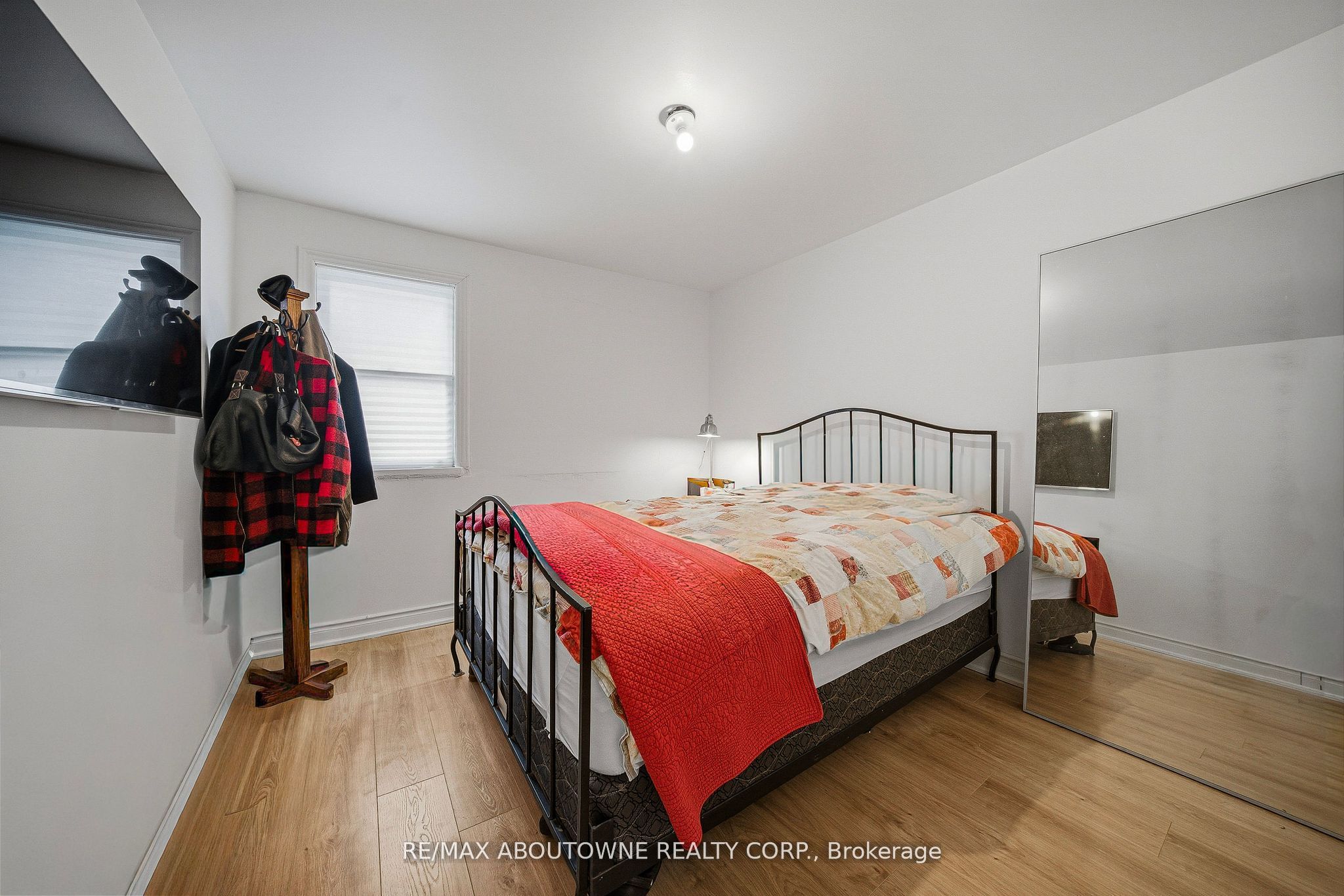 276 Lakeshore Road, Oakville ‣ W12816046 276 Lakeshore Road, Oakville ‣ W12816046