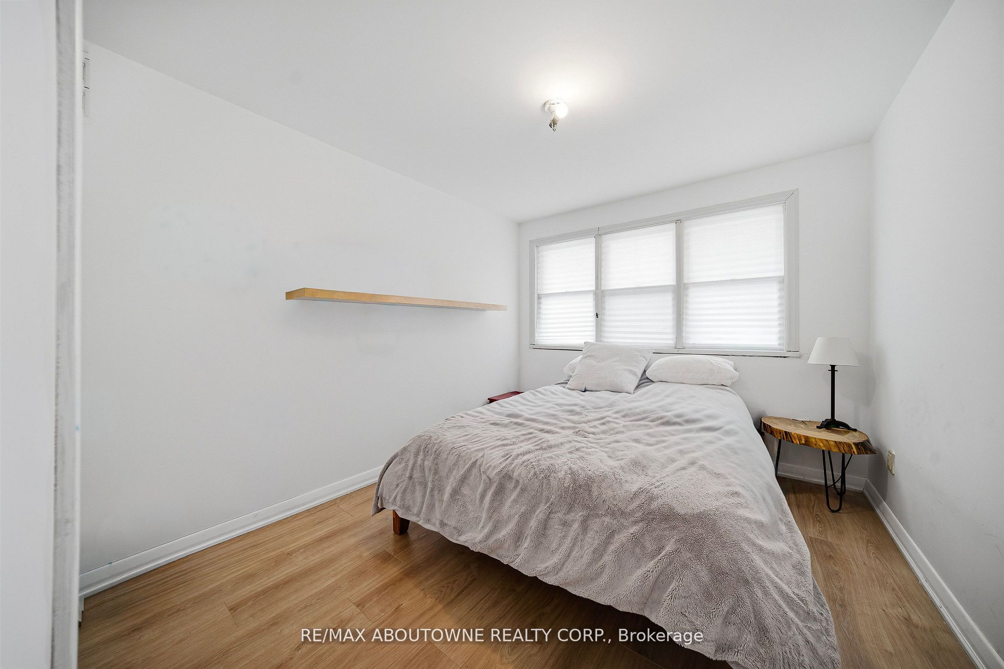 276 Lakeshore Road, Oakville ‣ W12816046 276 Lakeshore Road, Oakville ‣ W12816046