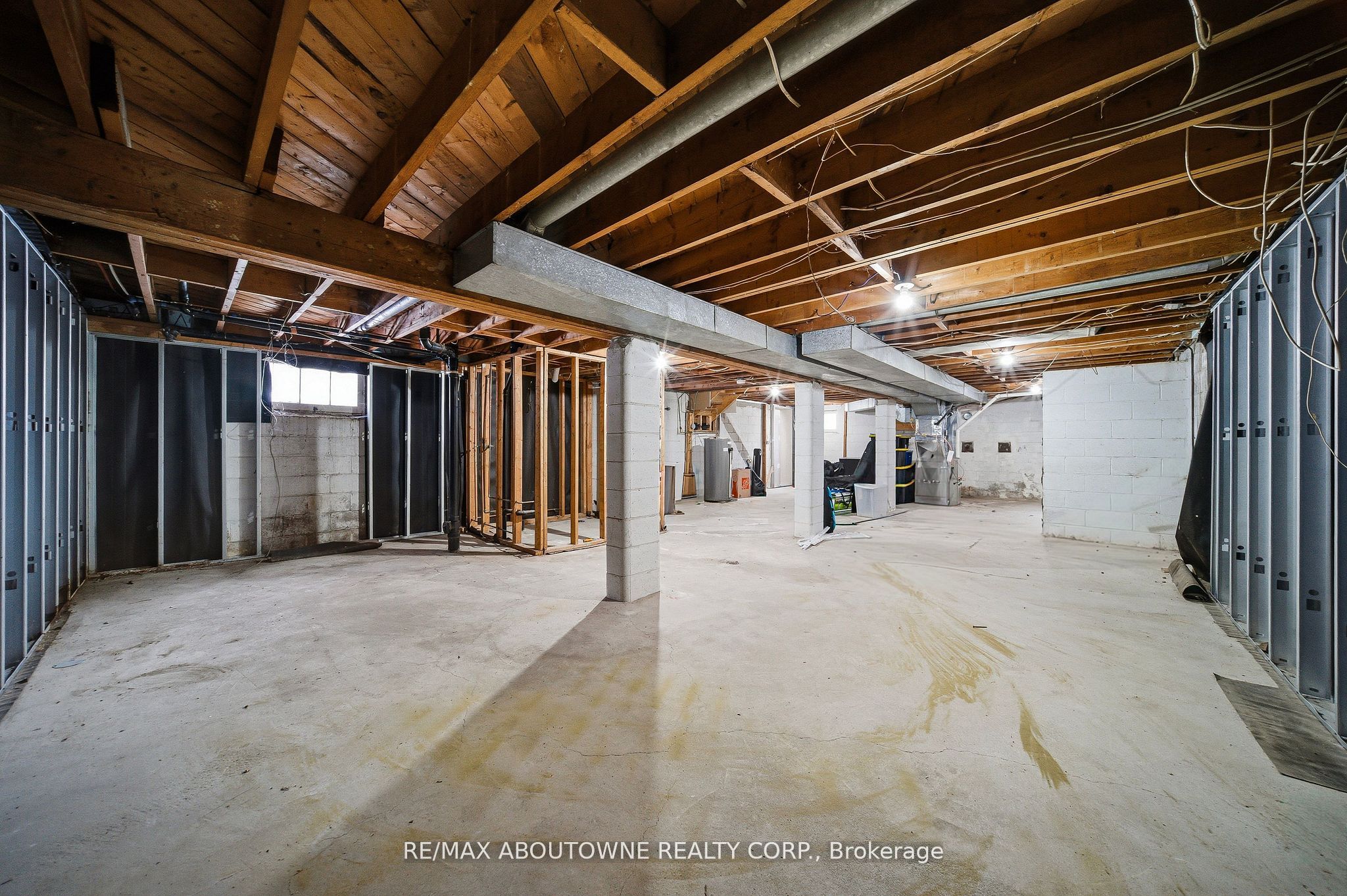 276 Lakeshore Road, Oakville ‣ W12816046 276 Lakeshore Road, Oakville ‣ W12816046