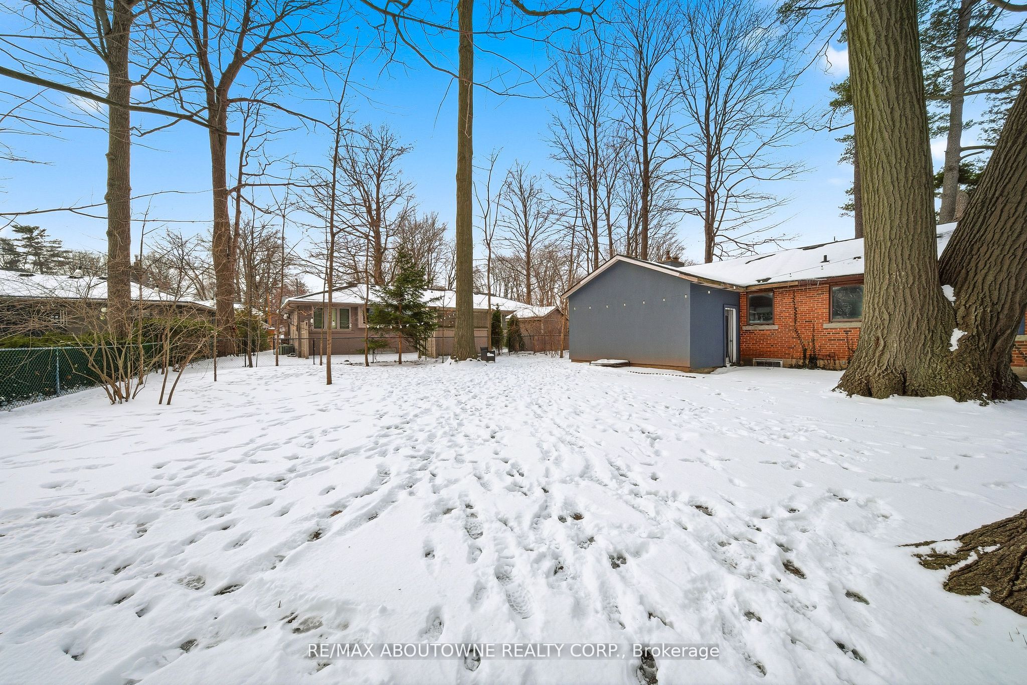 276 Lakeshore Road, Oakville ‣ W12816046 276 Lakeshore Road, Oakville ‣ W12816046