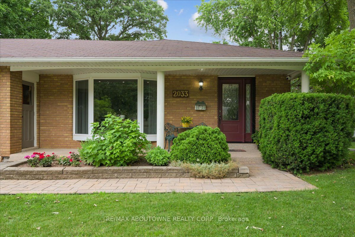 2033 Saxon Road, Oakville ‣ W12822550 2033 Saxon Road, Oakville ‣ W12822550