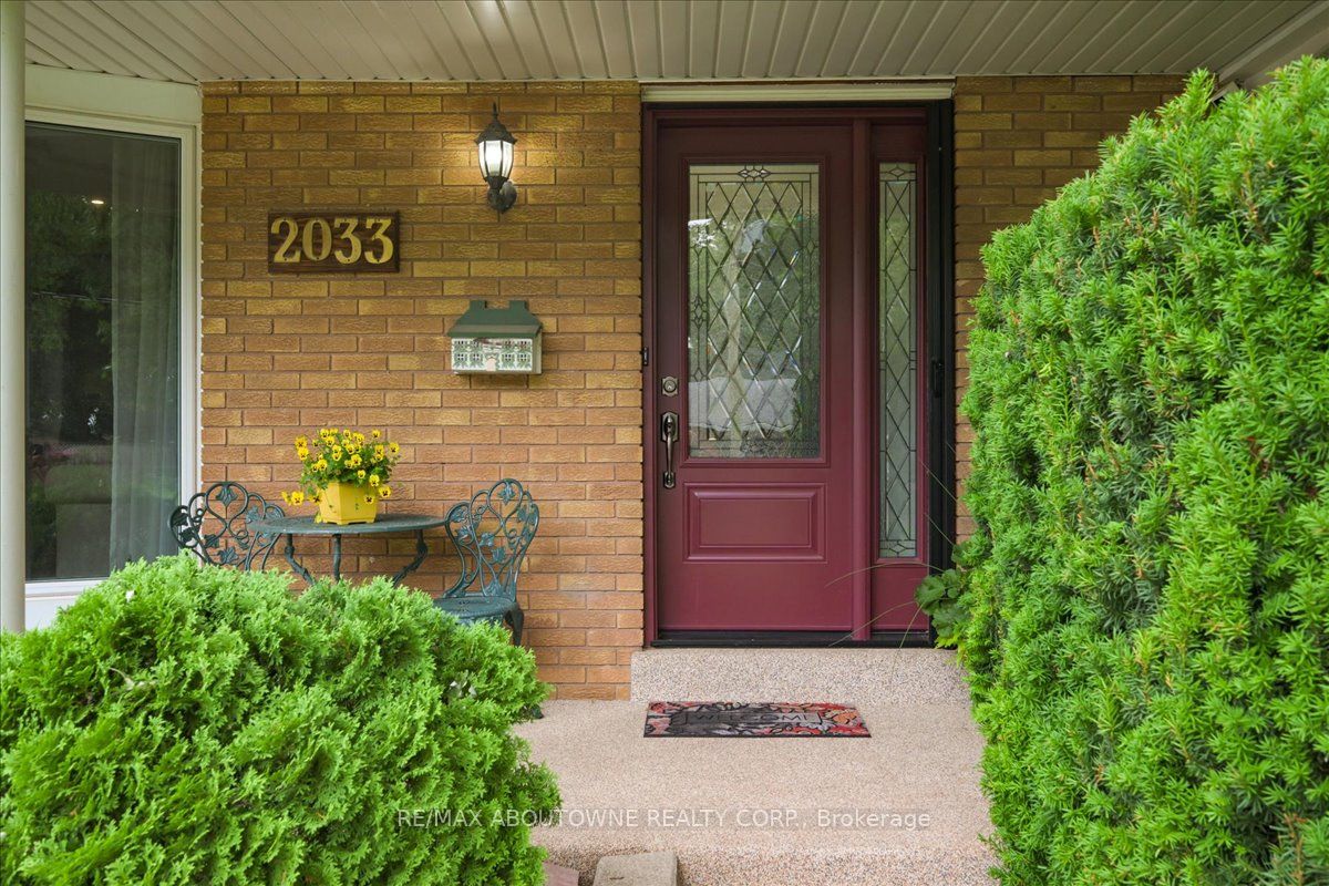 2033 Saxon Road, Oakville ‣ W12822550 2033 Saxon Road, Oakville ‣ W12822550