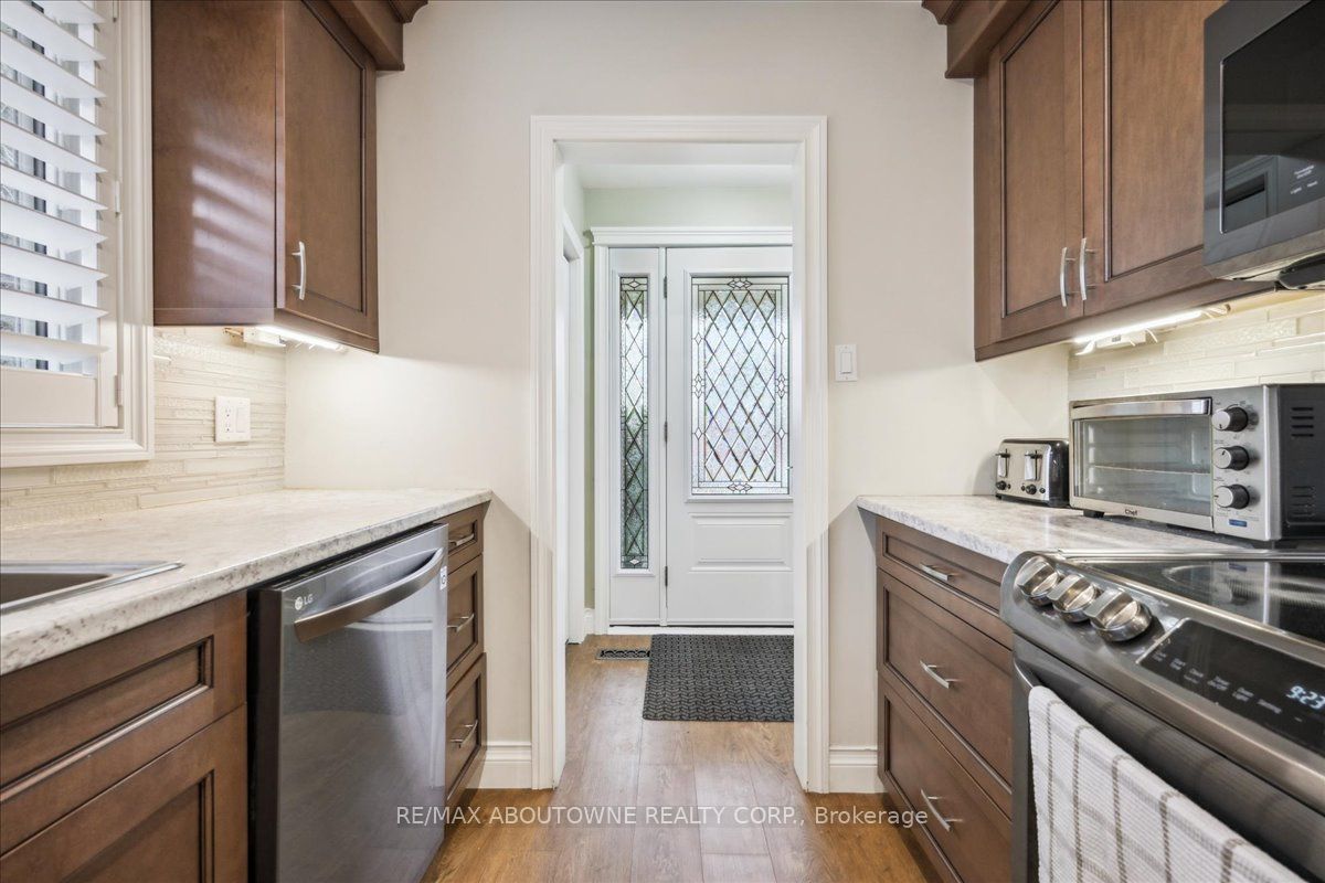 2033 Saxon Road, Oakville ‣ W12822550 2033 Saxon Road, Oakville ‣ W12822550