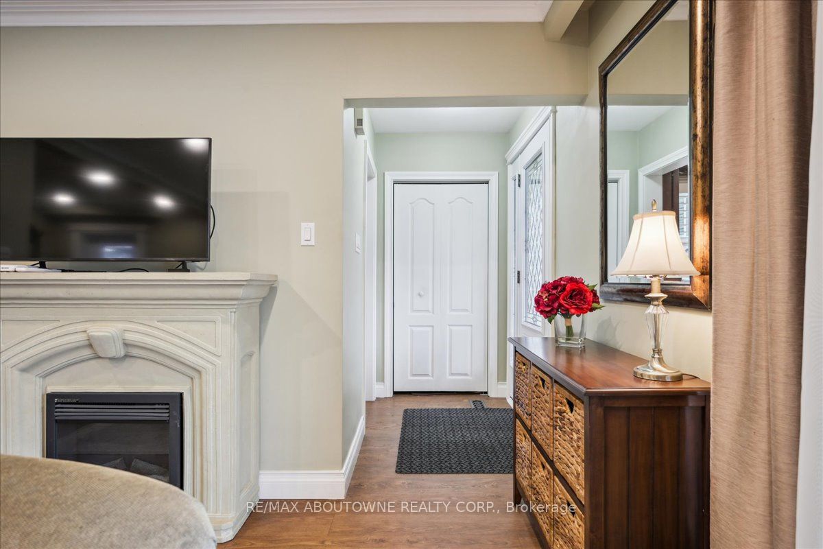 2033 Saxon Road, Oakville ‣ W12822550 2033 Saxon Road, Oakville ‣ W12822550