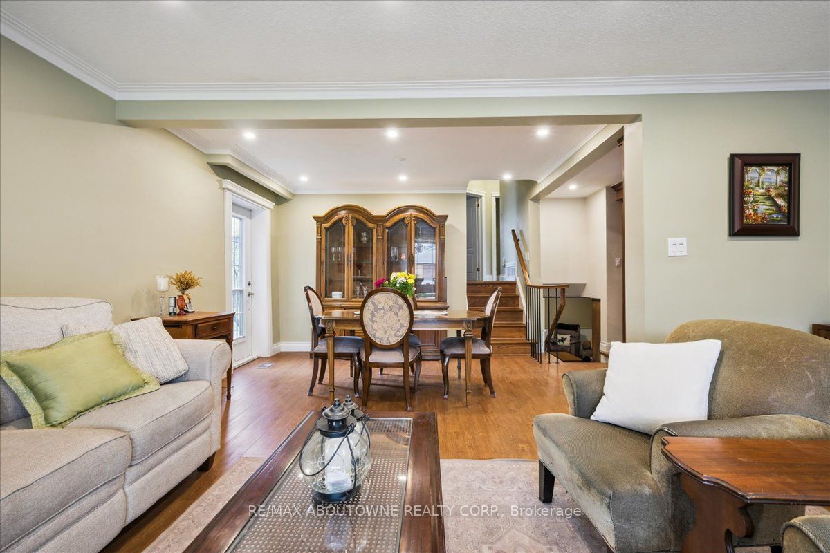 2033 Saxon Road, Oakville ‣ W12822550 2033 Saxon Road, Oakville ‣ W12822550