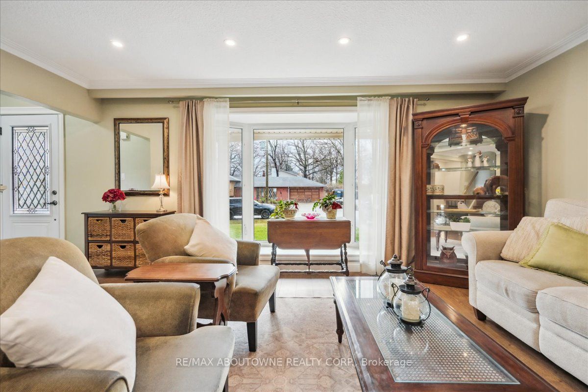 2033 Saxon Road, Oakville ‣ W12822550 2033 Saxon Road, Oakville ‣ W12822550