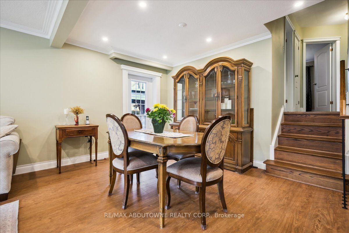 2033 Saxon Road, Oakville ‣ W12822550 2033 Saxon Road, Oakville ‣ W12822550