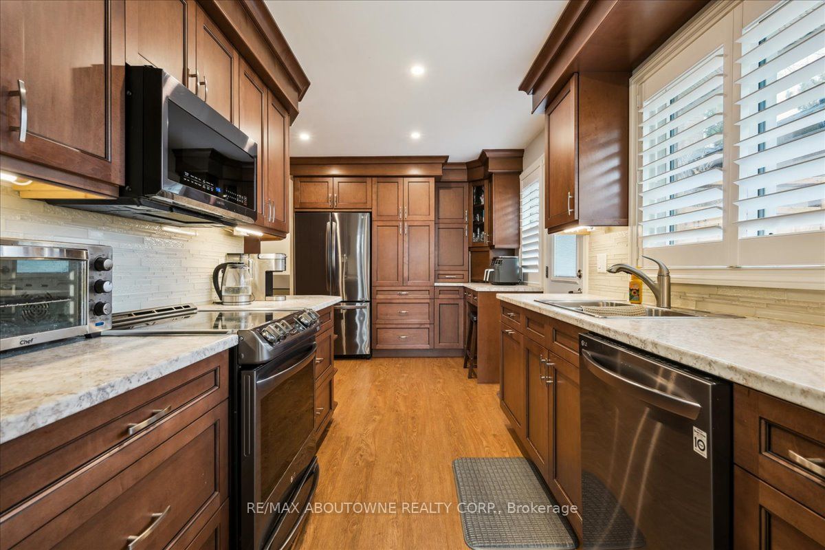 2033 Saxon Road, Oakville ‣ W12822550 2033 Saxon Road, Oakville ‣ W12822550