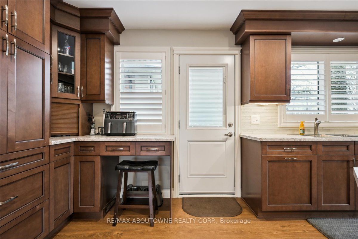 2033 Saxon Road, Oakville ‣ W12822550 2033 Saxon Road, Oakville ‣ W12822550