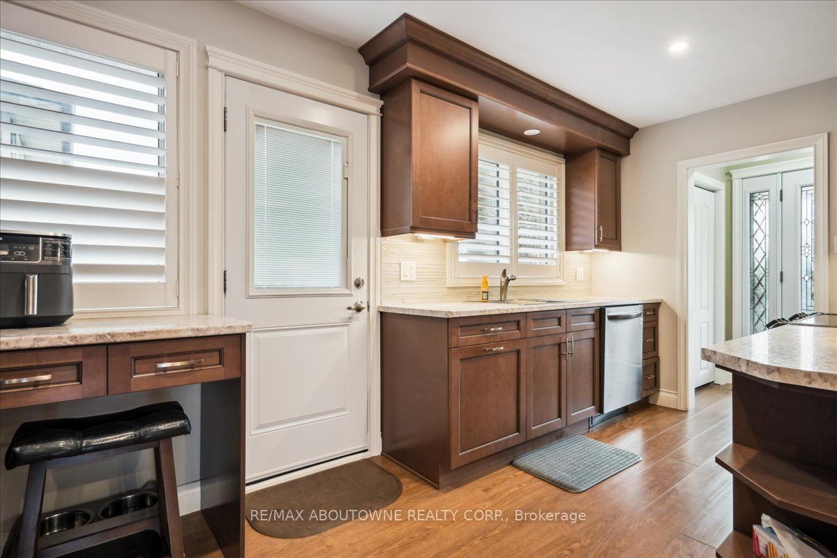 2033 Saxon Road, Oakville ‣ W12822550 2033 Saxon Road, Oakville ‣ W12822550