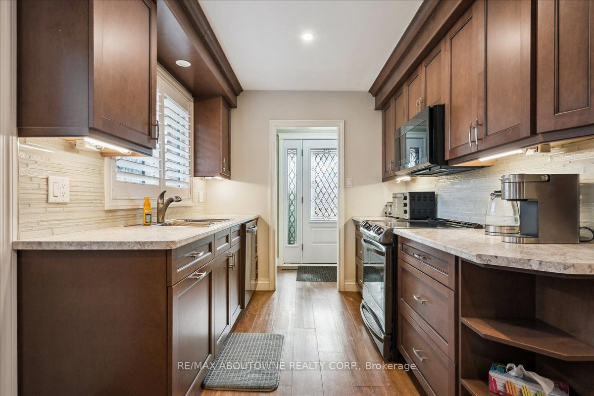 2033 Saxon Road, Oakville ‣ W12822550 2033 Saxon Road, Oakville ‣ W12822550