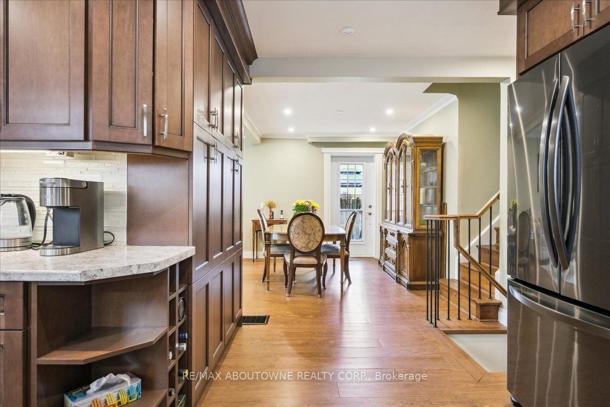 2033 Saxon Road, Oakville ‣ W12822550 2033 Saxon Road, Oakville ‣ W12822550