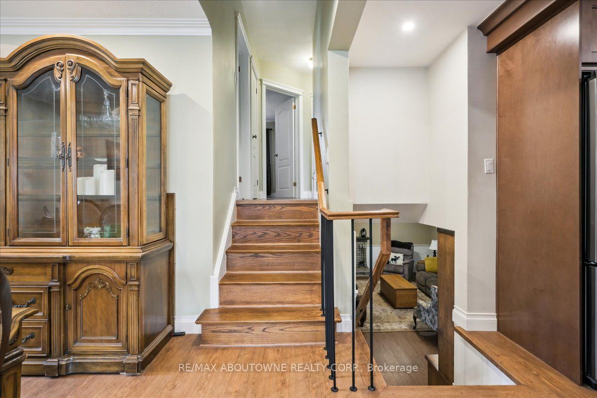 2033 Saxon Road, Oakville ‣ W12822550 2033 Saxon Road, Oakville ‣ W12822550