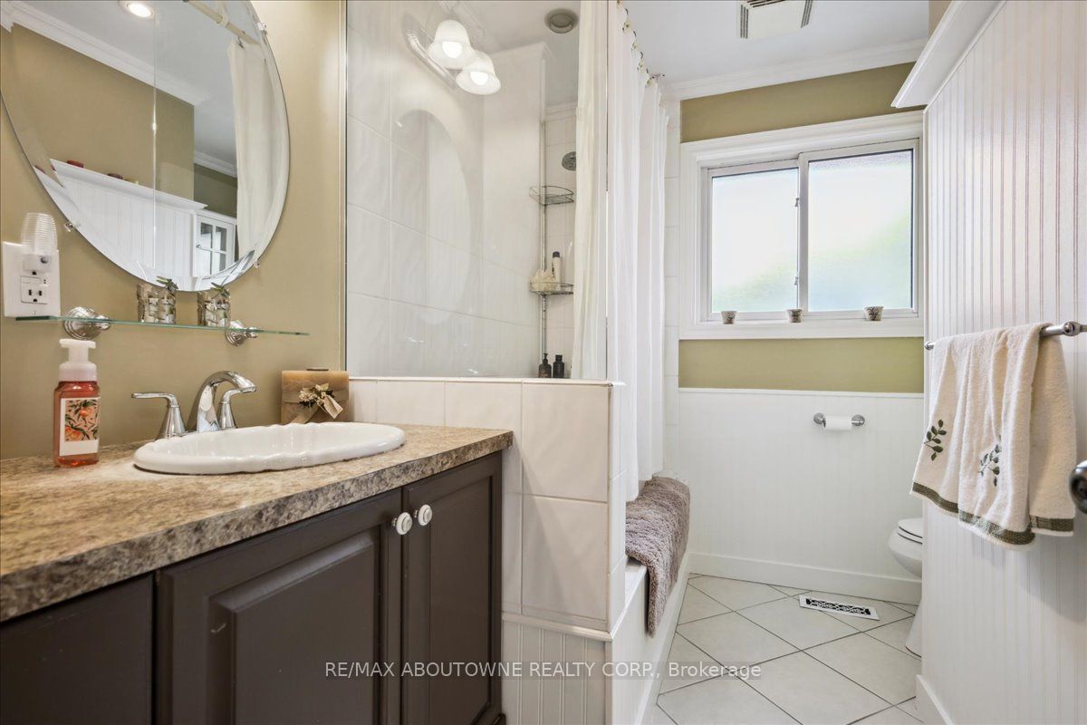 2033 Saxon Road, Oakville ‣ W12822550 2033 Saxon Road, Oakville ‣ W12822550