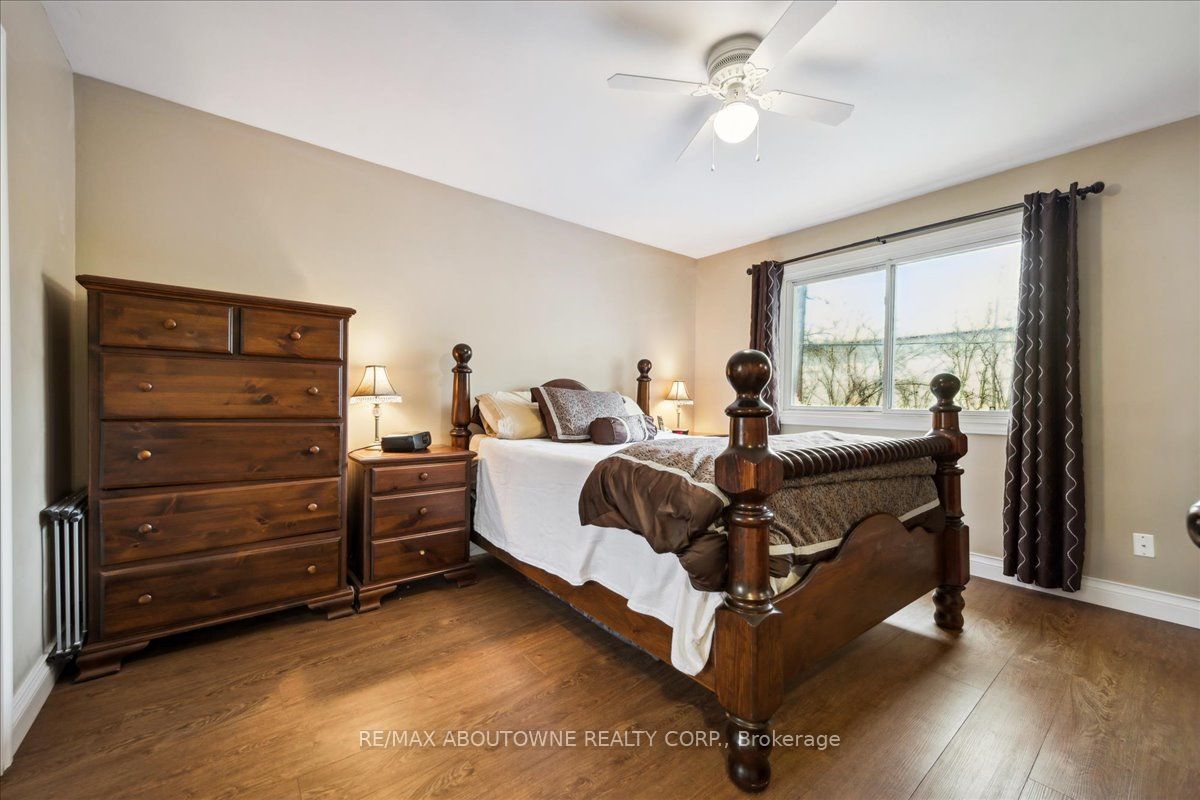 2033 Saxon Road, Oakville ‣ W12822550 2033 Saxon Road, Oakville ‣ W12822550