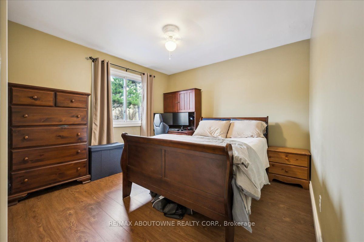 2033 Saxon Road, Oakville ‣ W12822550 2033 Saxon Road, Oakville ‣ W12822550