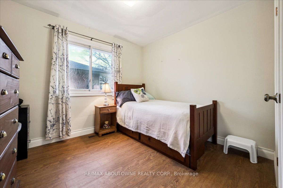 2033 Saxon Road, Oakville ‣ W12822550 2033 Saxon Road, Oakville ‣ W12822550