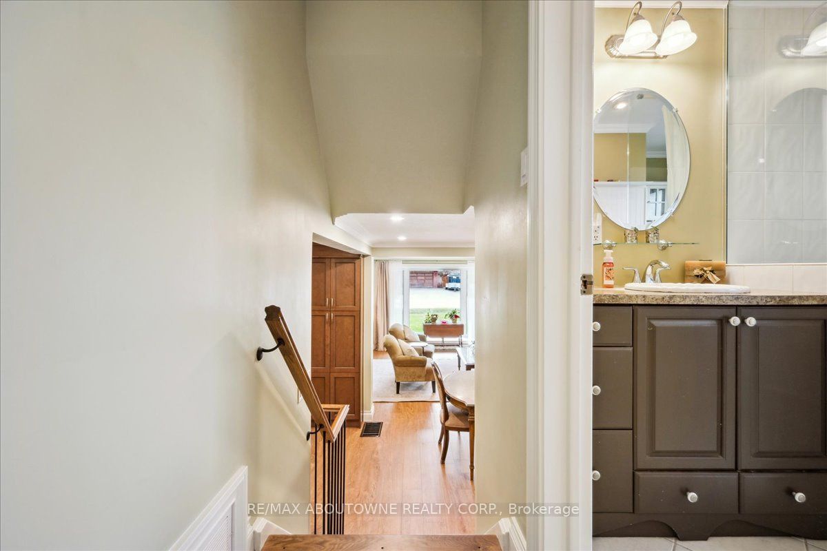 2033 Saxon Road, Oakville ‣ W12822550 2033 Saxon Road, Oakville ‣ W12822550