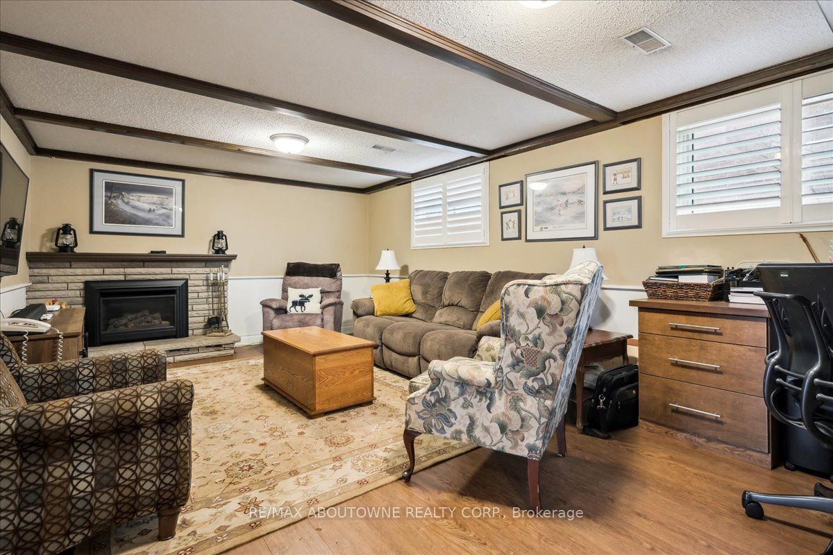 2033 Saxon Road, Oakville ‣ W12822550 2033 Saxon Road, Oakville ‣ W12822550