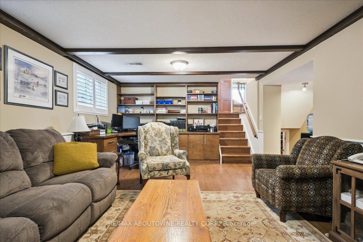 2033 Saxon Road, Oakville ‣ W12822550 2033 Saxon Road, Oakville ‣ W12822550