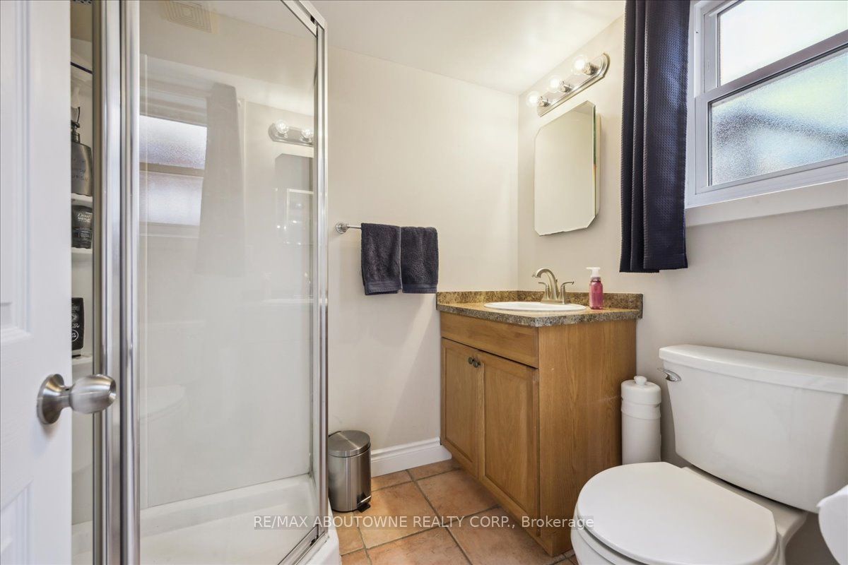 2033 Saxon Road, Oakville ‣ W12822550 2033 Saxon Road, Oakville ‣ W12822550