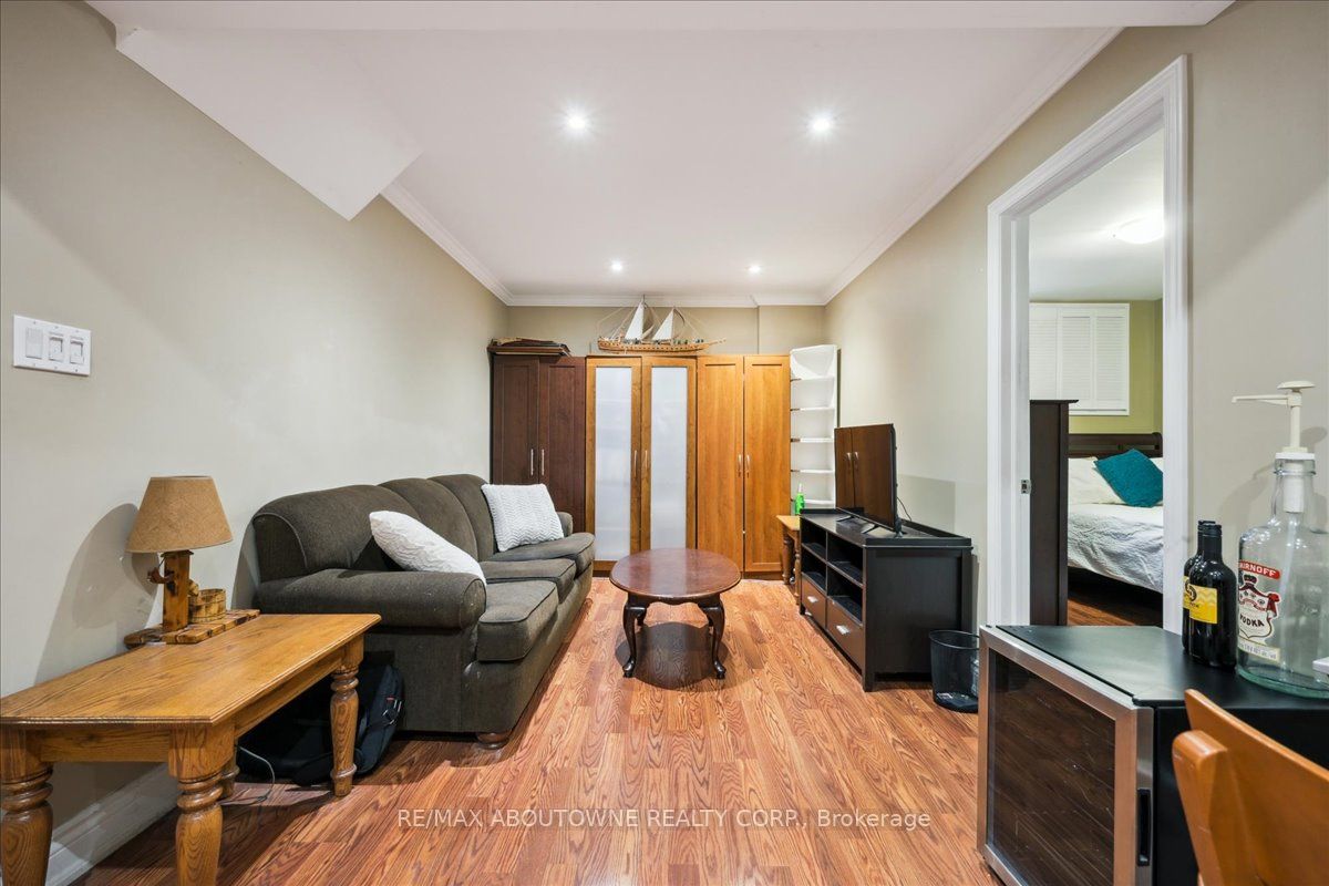 2033 Saxon Road, Oakville ‣ W12822550 2033 Saxon Road, Oakville ‣ W12822550