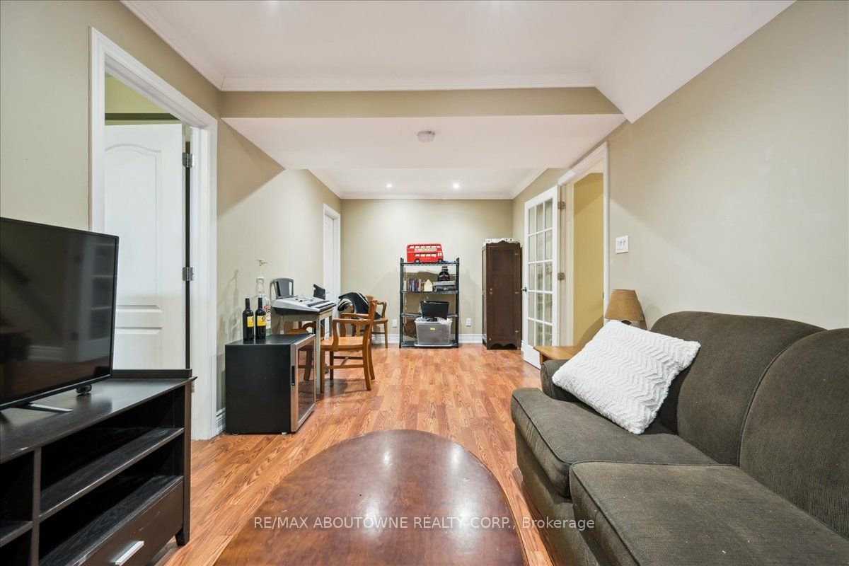 2033 Saxon Road, Oakville ‣ W12822550 2033 Saxon Road, Oakville ‣ W12822550