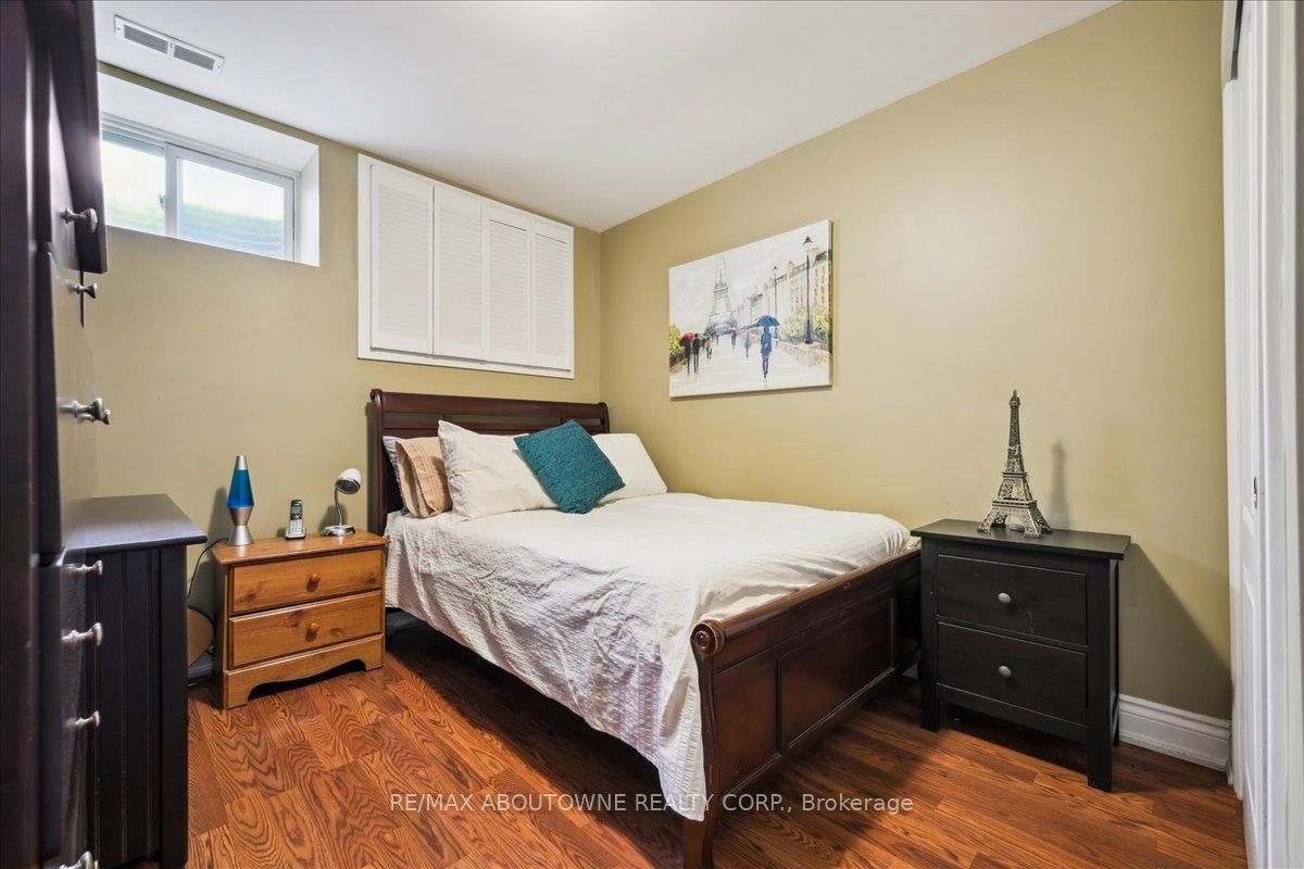 2033 Saxon Road, Oakville ‣ W12822550 2033 Saxon Road, Oakville ‣ W12822550