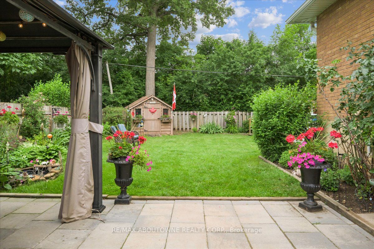 2033 Saxon Road, Oakville ‣ W12822550 2033 Saxon Road, Oakville ‣ W12822550