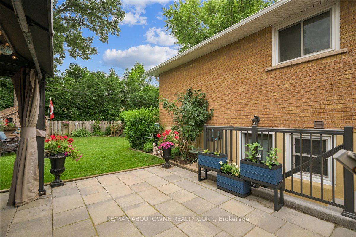 2033 Saxon Road, Oakville ‣ W12822550 2033 Saxon Road, Oakville ‣ W12822550