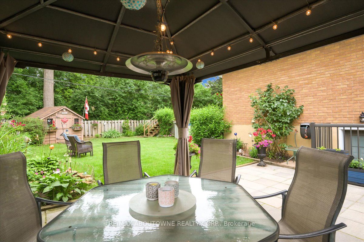 2033 Saxon Road, Oakville ‣ W12822550 2033 Saxon Road, Oakville ‣ W12822550