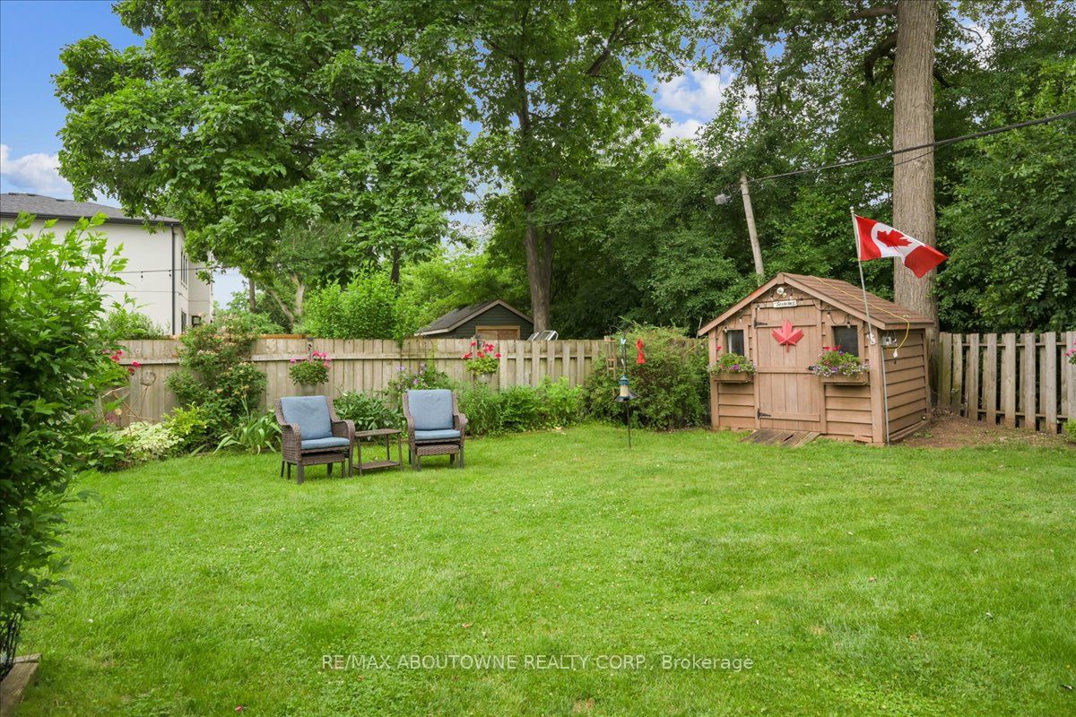 2033 Saxon Road, Oakville ‣ W12822550 2033 Saxon Road, Oakville ‣ W12822550