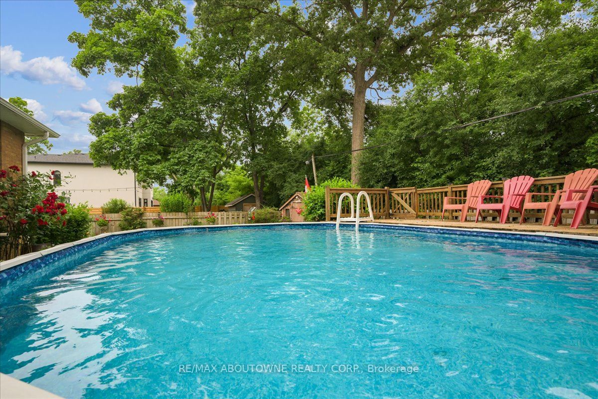 2033 Saxon Road, Oakville ‣ W12822550 2033 Saxon Road, Oakville ‣ W12822550