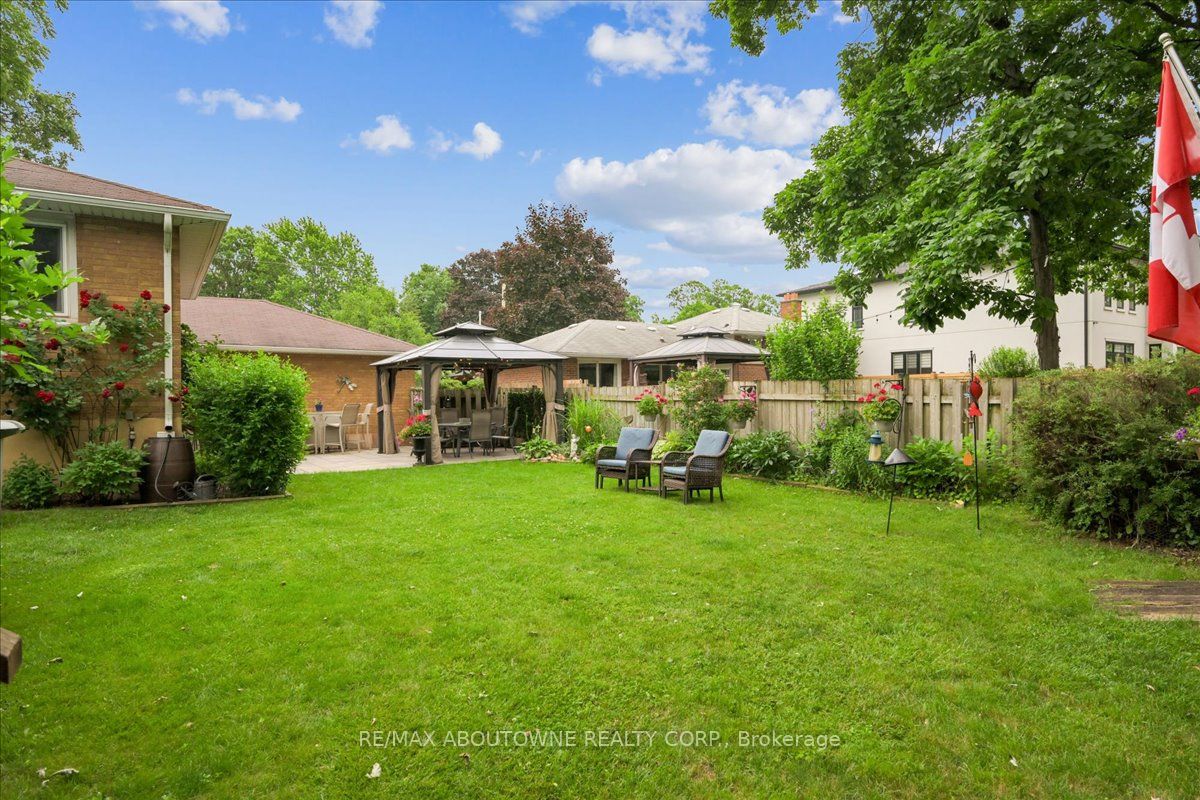 2033 Saxon Road, Oakville ‣ W12822550 2033 Saxon Road, Oakville ‣ W12822550