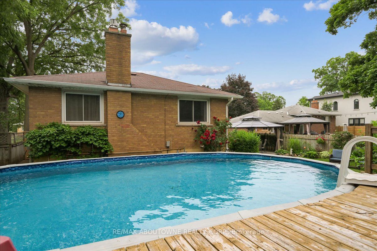 2033 Saxon Road, Oakville ‣ W12822550 2033 Saxon Road, Oakville ‣ W12822550