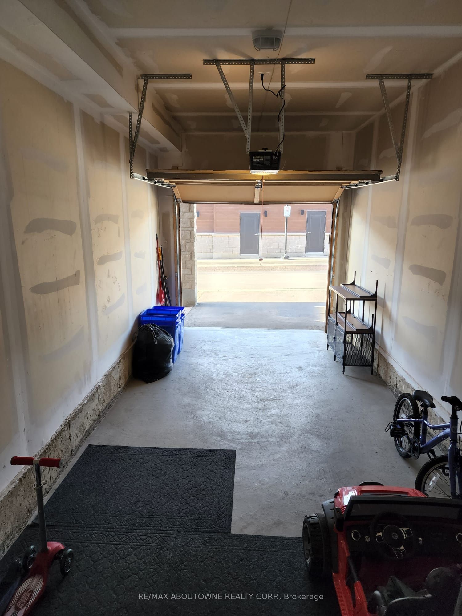 8 – 2370 Khalsa Gate, Oakville ‣ W12826046 8 – 2370 Khalsa Gate, Oakville ‣ W12826046