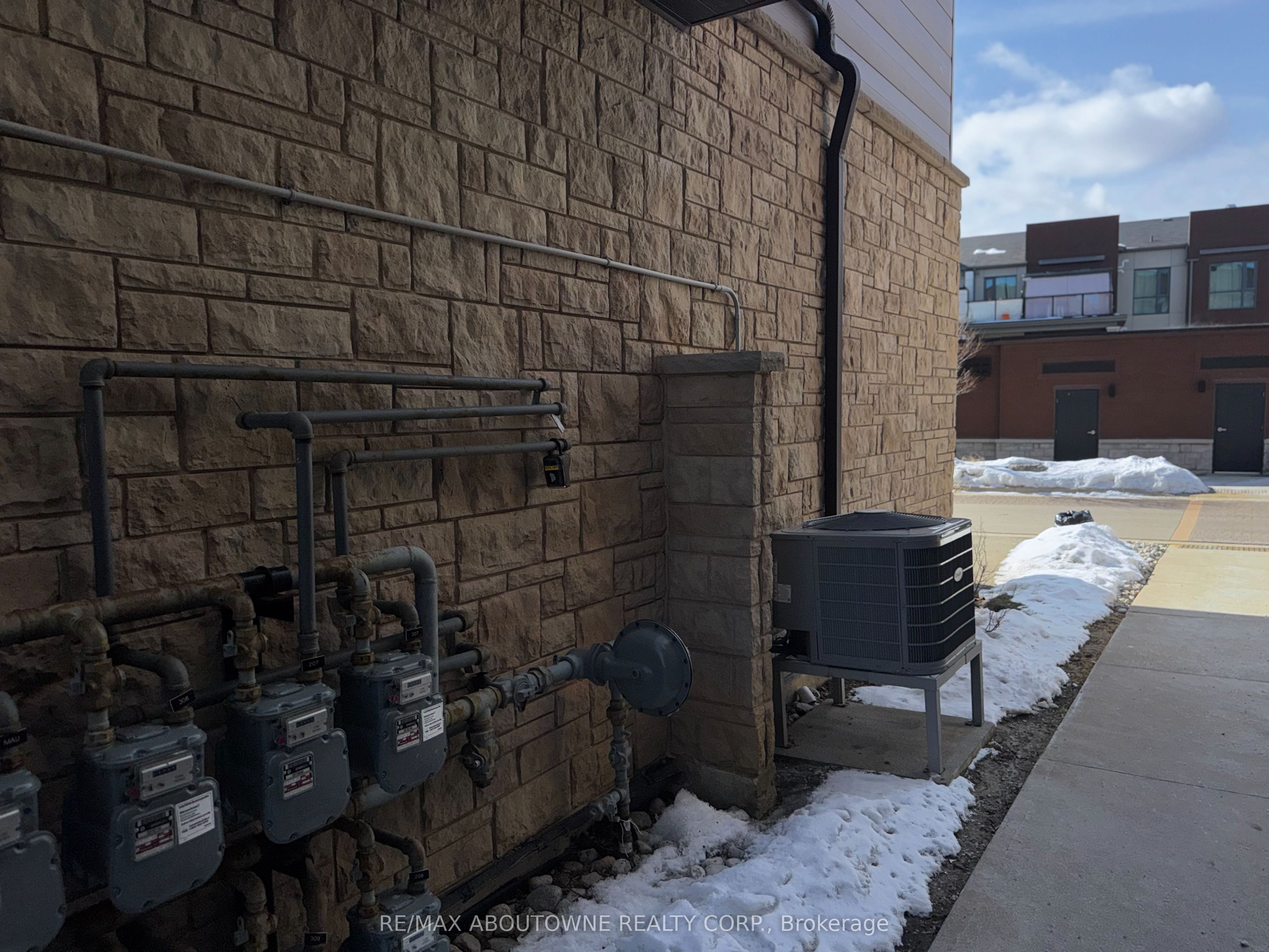 8 – 2370 Khalsa Gate, Oakville ‣ W12826046 8 – 2370 Khalsa Gate, Oakville ‣ W12826046