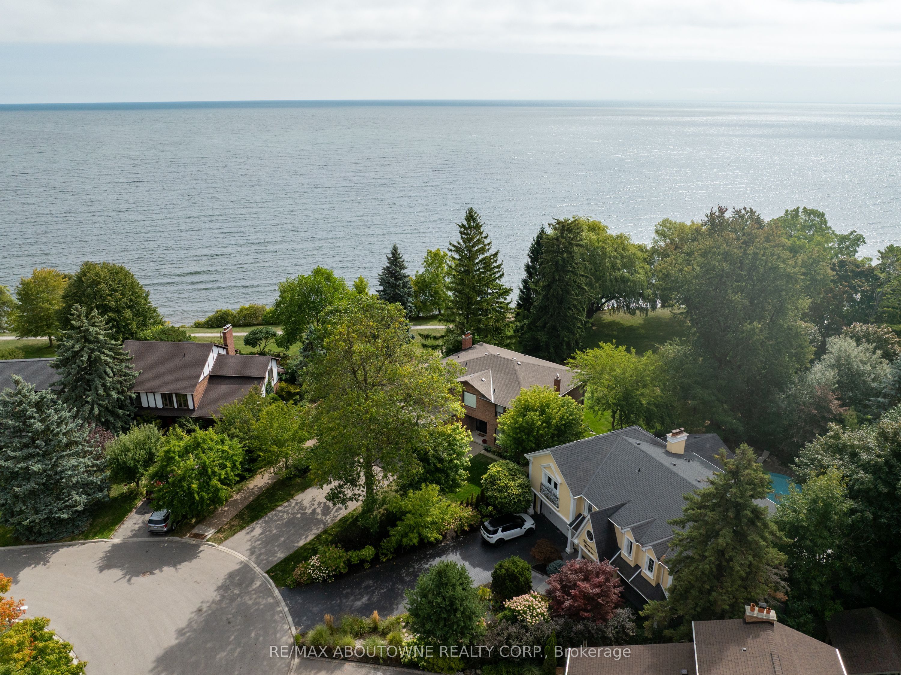20 Arkendo Drive, Oakville ‣ W12831352 20 Arkendo Drive, Oakville ‣ W12831352