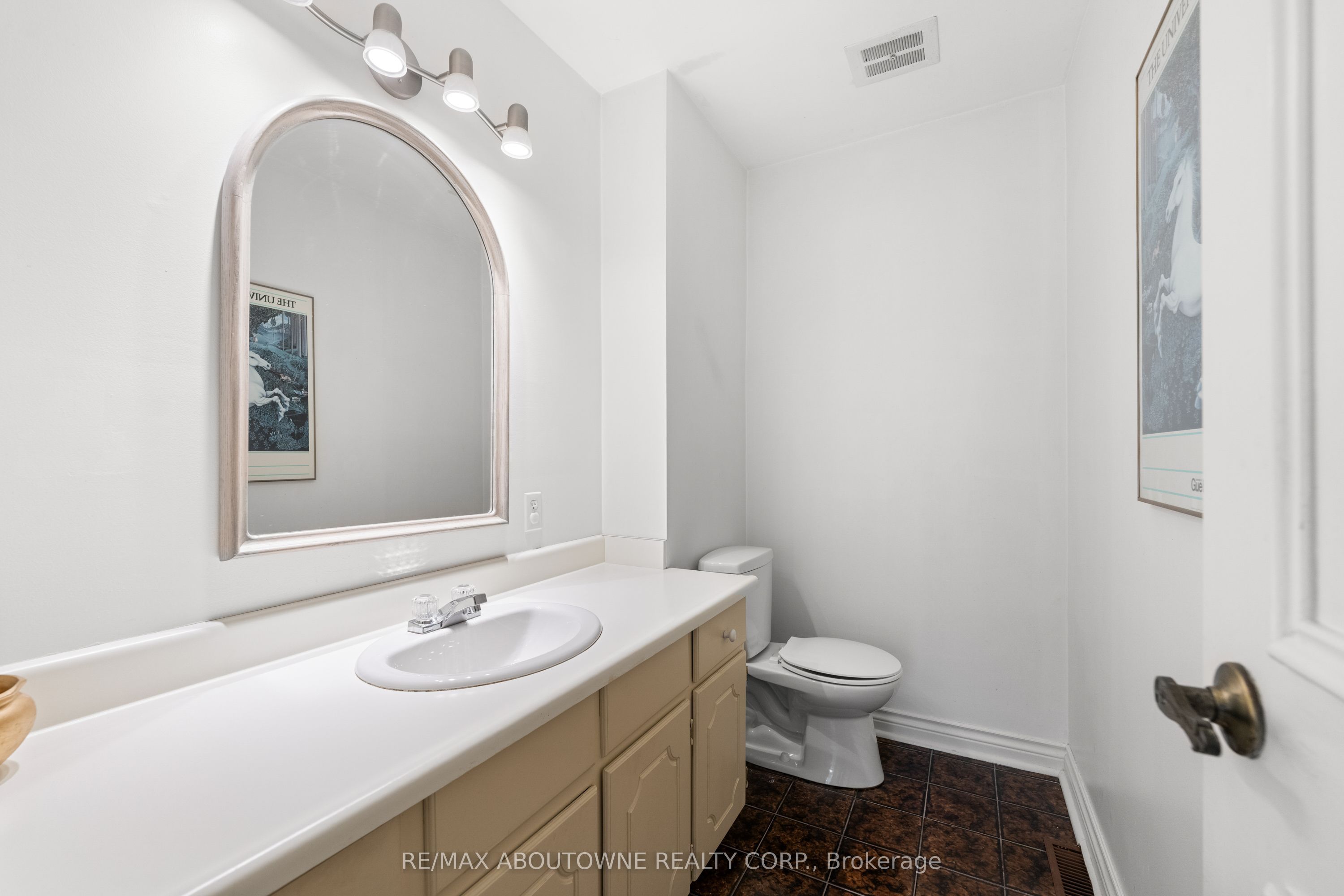 20 Arkendo Drive, Oakville ‣ W12831352 20 Arkendo Drive, Oakville ‣ W12831352