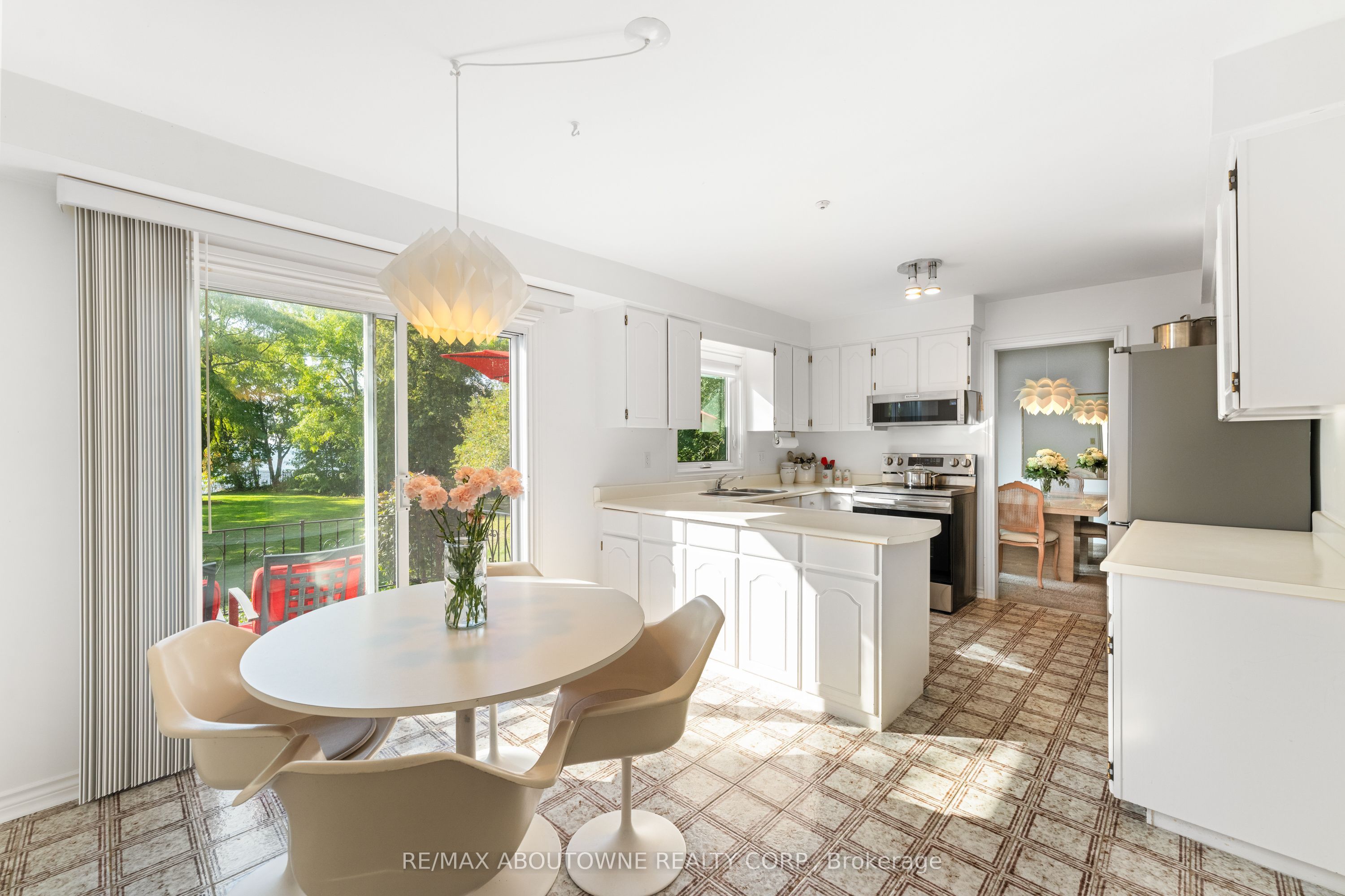 20 Arkendo Drive, Oakville ‣ W12831352 20 Arkendo Drive, Oakville ‣ W12831352