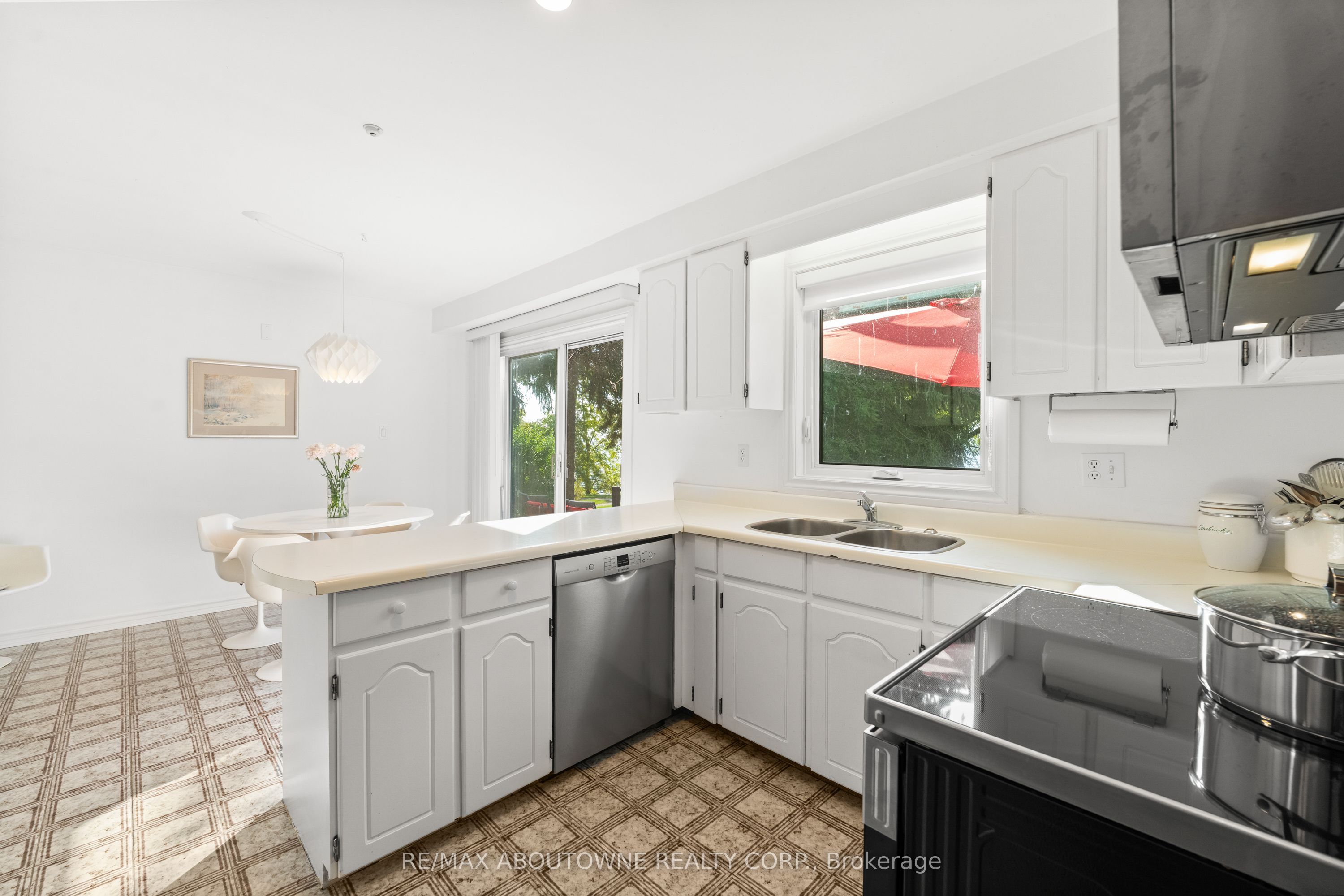 20 Arkendo Drive, Oakville ‣ W12831352 20 Arkendo Drive, Oakville ‣ W12831352