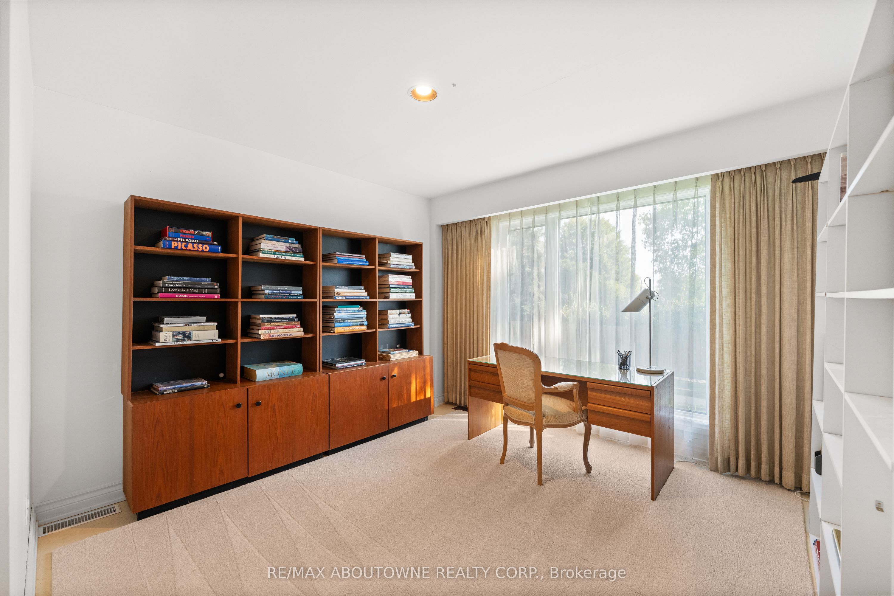 20 Arkendo Drive, Oakville ‣ W12831352 20 Arkendo Drive, Oakville ‣ W12831352