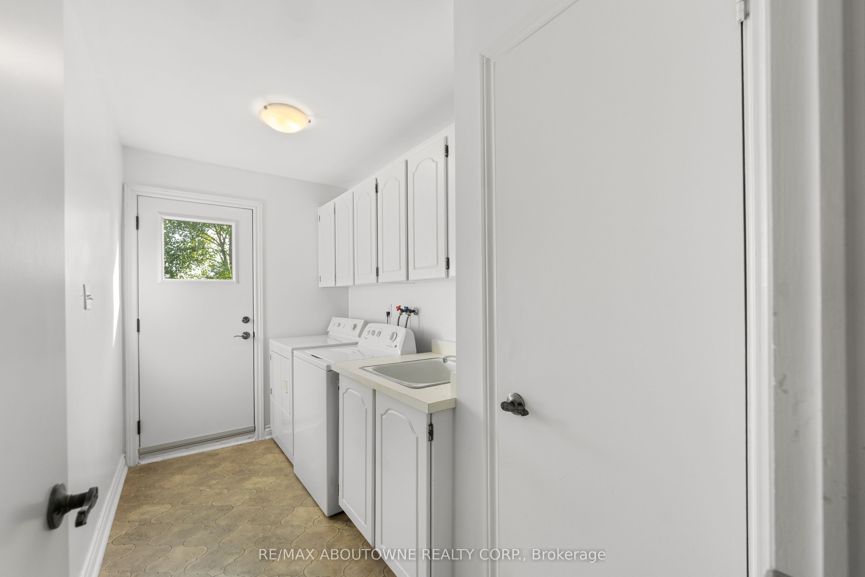 20 Arkendo Drive, Oakville ‣ W12831352 20 Arkendo Drive, Oakville ‣ W12831352