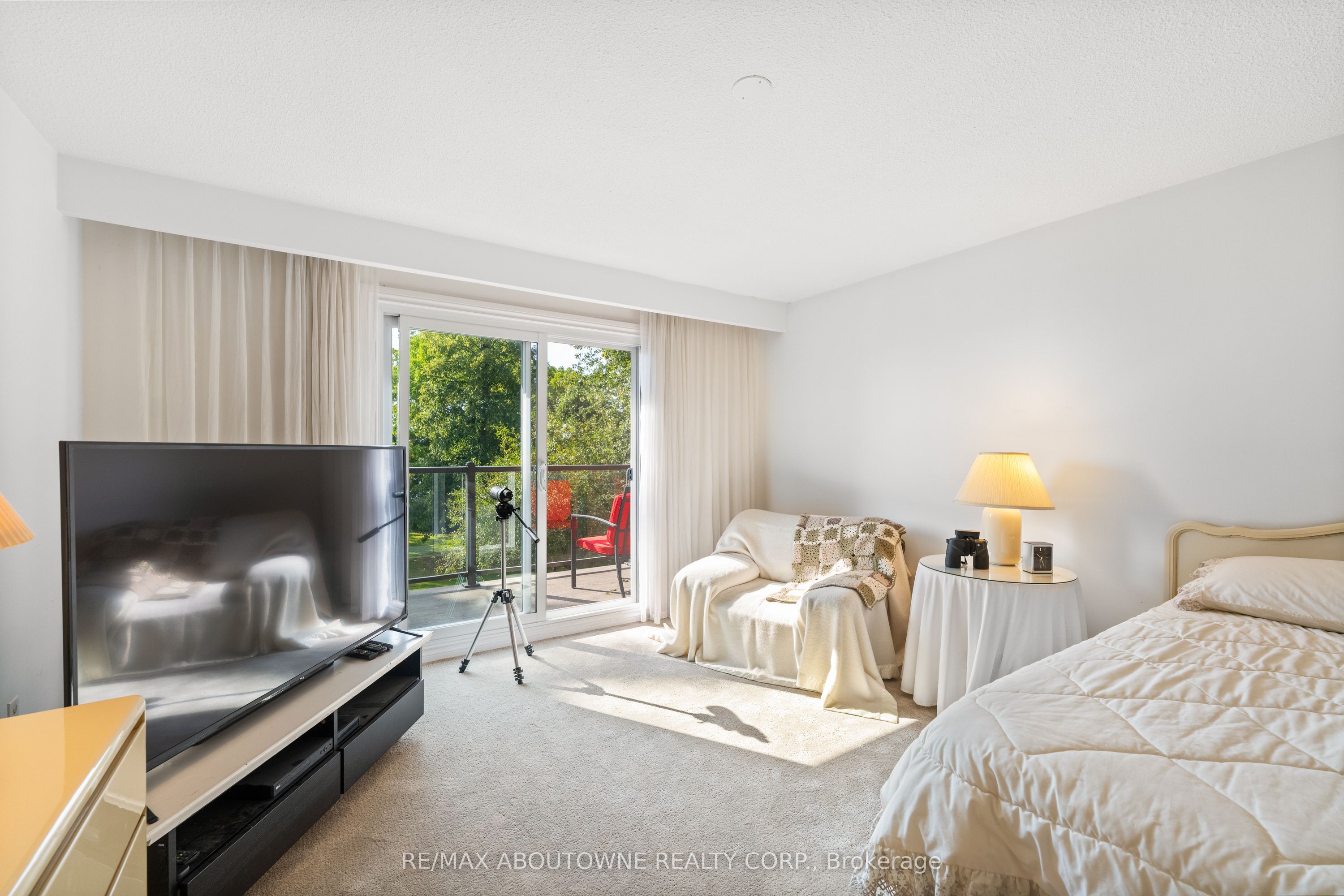 20 Arkendo Drive, Oakville ‣ W12831352 20 Arkendo Drive, Oakville ‣ W12831352