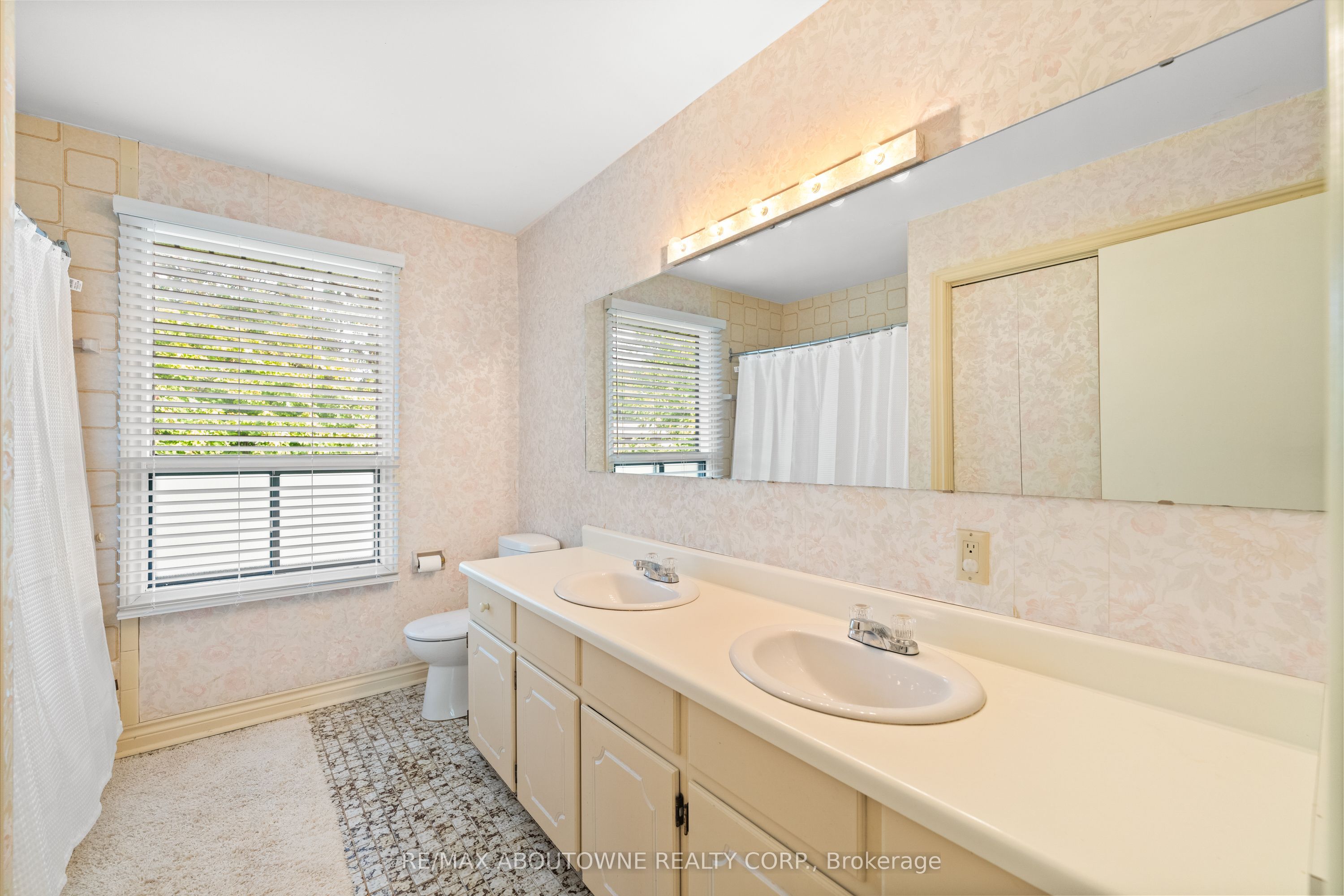 20 Arkendo Drive, Oakville ‣ W12831352 20 Arkendo Drive, Oakville ‣ W12831352