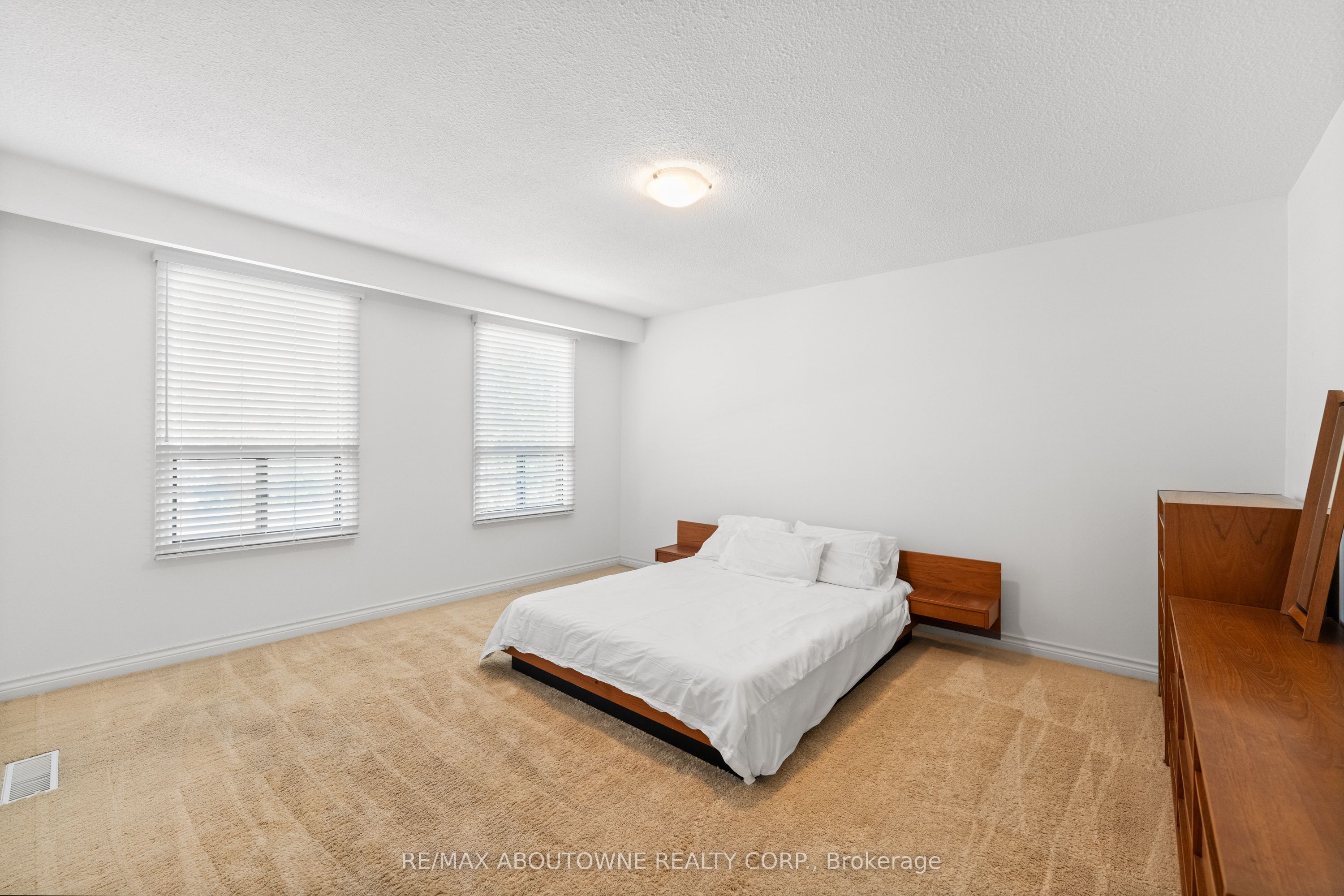 20 Arkendo Drive, Oakville ‣ W12831352 20 Arkendo Drive, Oakville ‣ W12831352