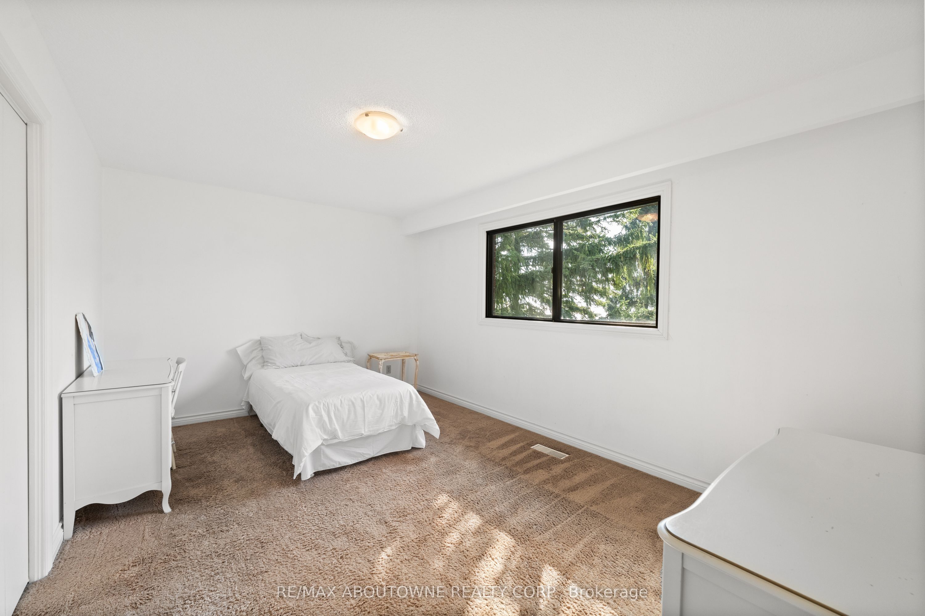 20 Arkendo Drive, Oakville ‣ W12831352 20 Arkendo Drive, Oakville ‣ W12831352