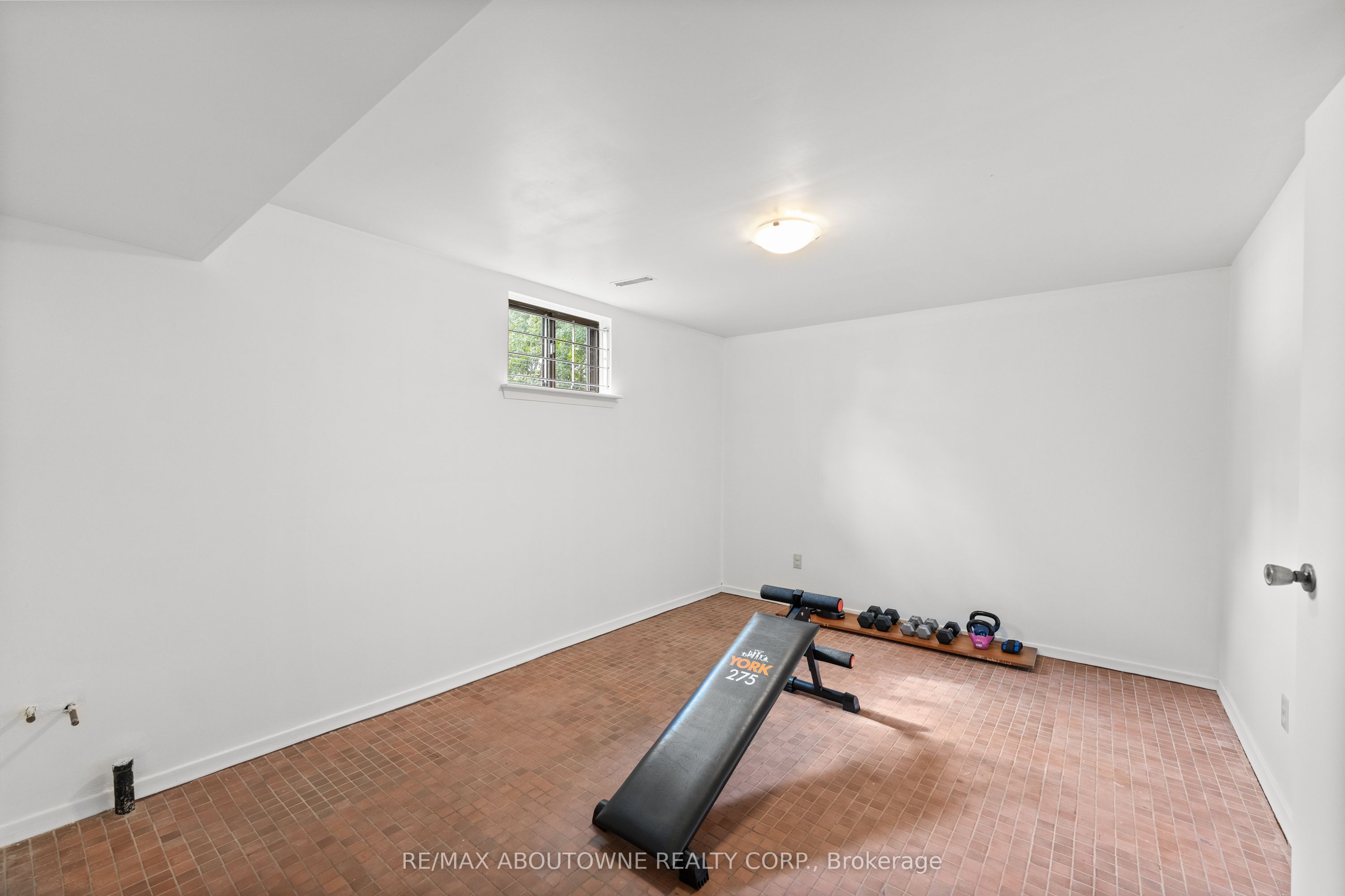 20 Arkendo Drive, Oakville ‣ W12831352 20 Arkendo Drive, Oakville ‣ W12831352